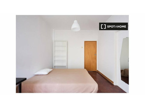 Room for rent in 6-bedroom house in Lisbon - 	
Uthyres