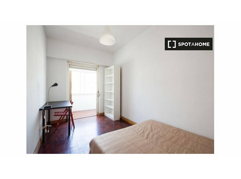 Se alquila habitación en casa de 6 habitaciones en Lisboa - Alquiler