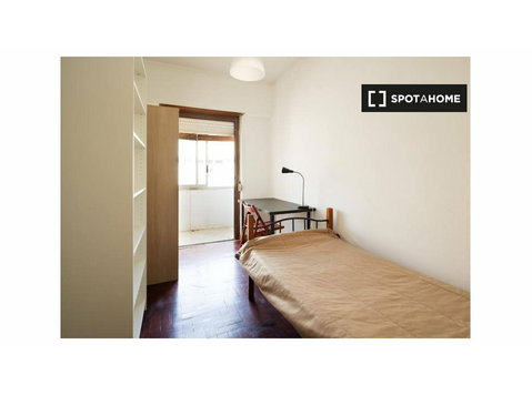 Zimmer zu vermieten in Haus mit 6 Schlafzimmern in Lissabon - Zu Vermieten