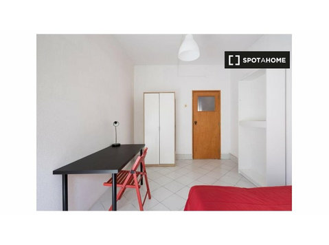 Lizbon'da 6 yatak odalı evde kiralık oda - Kiralık