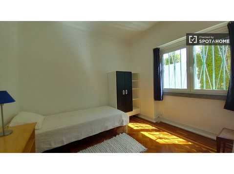 Room for rent in 6-bedroom house in Parede, Cascais - K pronájmu