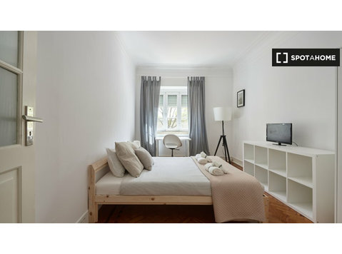 Room for rent in 7-bedroom apartment in Areeiro, Lisbon - K pronájmu