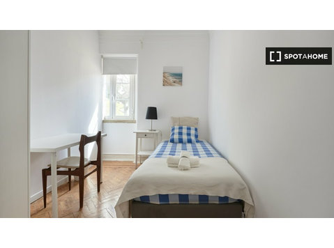 Areeiro, Lizbon'da 7 yatak odalı dairede kiralık oda - Kiralık