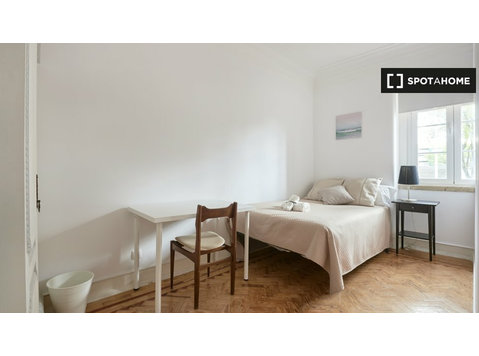 Room for rent in 7-bedroom apartment in Areeiro, Lisbon -  வாடகைக்கு 