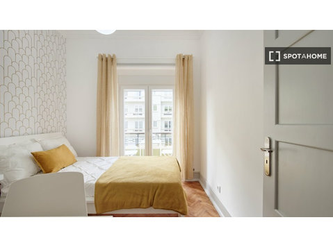 Zimmer zu vermieten in 7-Zimmer-Wohnung in Areeiro, Lissabon - Zu Vermieten