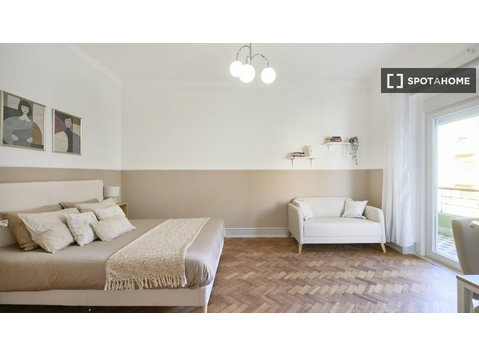 Zimmer zu vermieten in 7-Zimmer-Wohnung in Areeiro, Lissabon - Zu Vermieten