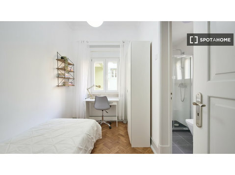Room for rent in 7-bedroom apartment in Areeiro, Lisbon - Annan üürile