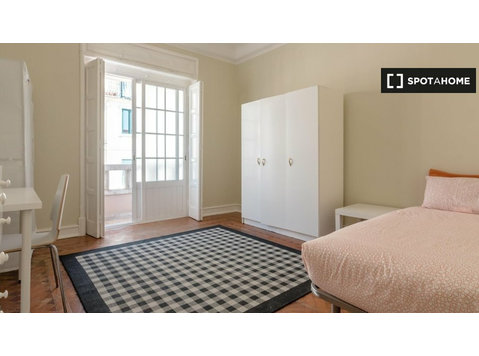Room for rent in 7-bedroom apartment in Arroios, Lisbon - เพื่อให้เช่า