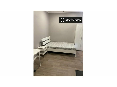 Zimmer zu vermieten in 7-Zimmer-Wohnung in Azul, Lissabon - Zu Vermieten