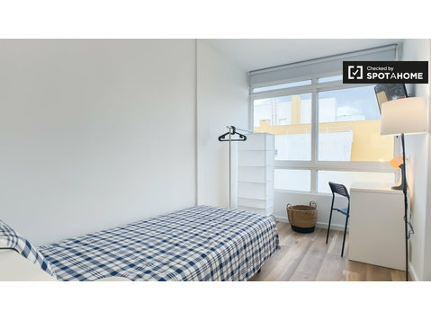 Lizbon, Benfica'da 7 yatak odalı dairede kiralık oda - Kiralık
