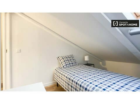 Zimmer zu vermieten in 7-Zimmer-Wohnung in Benfica, Lissabon - Zu Vermieten