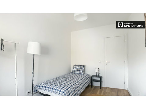 Pokój do wynajęcia w 7-pokojowym mieszkaniu w Benfica w… - Do wynajęcia