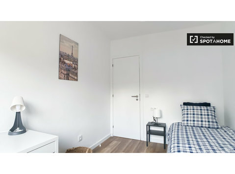 Room for rent in 7-bedroom apartment in Benfica, Lisbon - Аренда