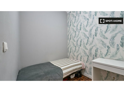 Zimmer zu vermieten in 7-Zimmer-Wohnung in Benfica, Lissabon - Zu Vermieten