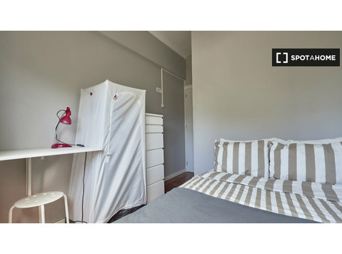 Room for rent in 7-bedroom apartment in Benfica, Lisbon - کرائے کے لیۓ