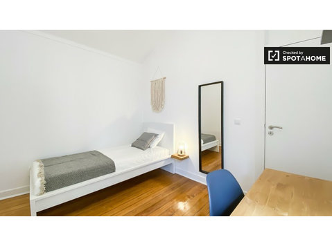 Aluga-se quarto em apartamento de 7 quartos no Conde Barão,… - Aluguel