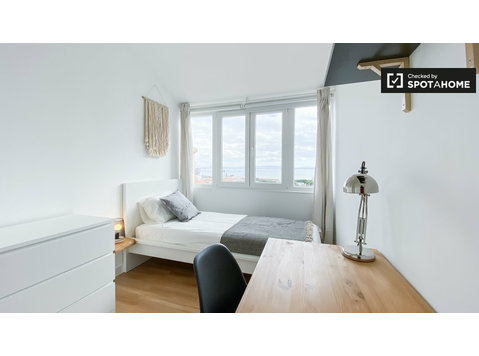 Lizbon Conde Barão'da 7 yatak odalı dairede kiralık oda - Kiralık