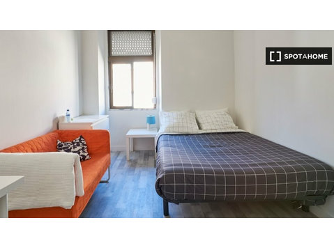 Room for rent in 7-bedroom apartment in Lisbon - השכרה
