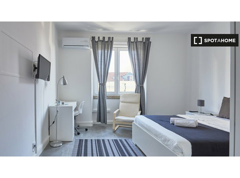 Chambre à louer dans un appartement de 7 chambres à Lisbonne - À louer