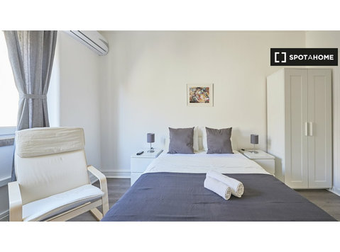 Room for rent in 7-bedroom apartment in Lisbon - Za iznajmljivanje