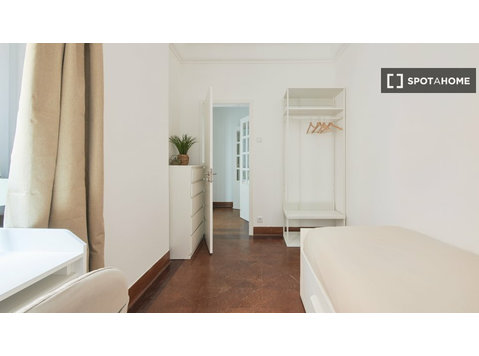 Room for rent in 7-bedroom apartment in Lisbon - Til leje