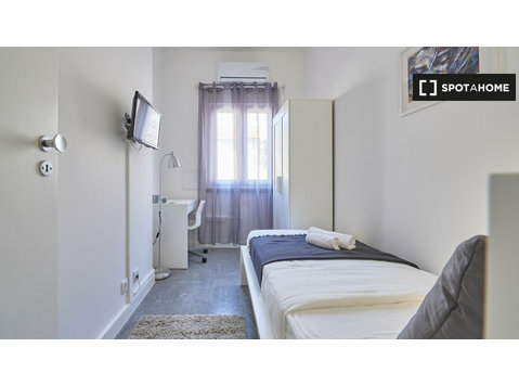 Room for rent in 7-bedroom apartment in Lisbon - Kiadó