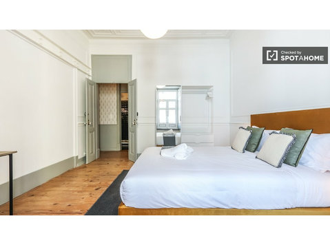 Room for rent in 7-bedroom apartment in Lisbon - Kiadó