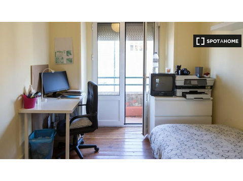 Zimmer zu vermieten in 7-Zimmer-Wohnung in Lissabon - Zu Vermieten