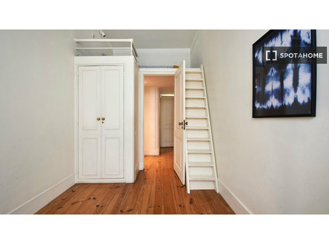 Room for rent in 7-bedroom apartment in Lisbon - For Rent