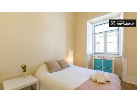 Zimmer zu vermieten in 7-Zimmer-Wohnung in Parede, Lissabon - Zu Vermieten