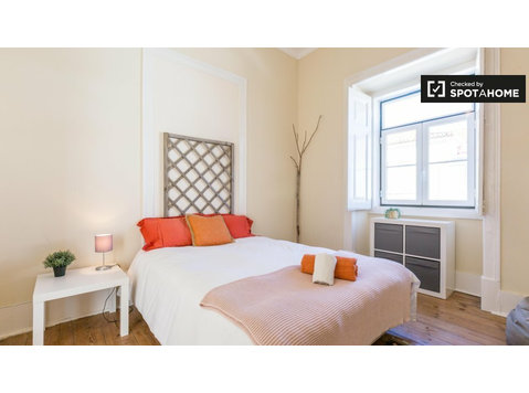 Lizbon Parede'de 7 yatak odalı dairede kiralık oda - Kiralık