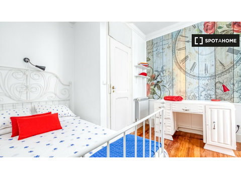 Picoas, Lizbon'da 7 yatak odalı dairede kiralık oda - Kiralık