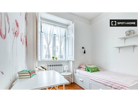 Room for rent in 7-bedroom apartment in Picoas, Lisbon - Аренда