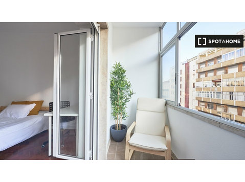 Room for rent in 7-bedroom apartment in Santa Cruz, Lisboa - Te Huur