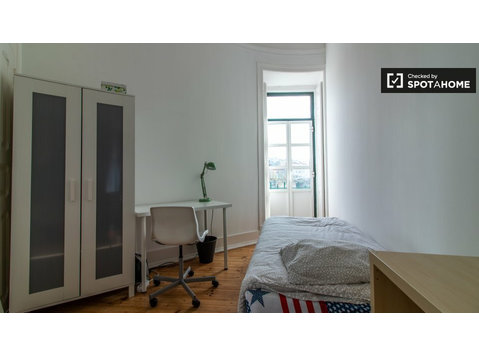 Lizbon, Santa Cruz'da 7 yatak odalı dairede kiralık oda - Kiralık
