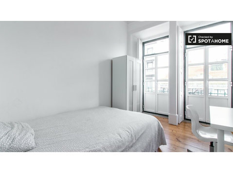 Room for rent in 7-bedroom apartment in Santa Cruz, Lisbon - Аренда