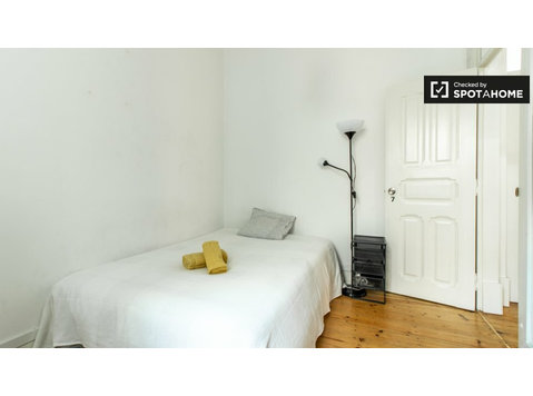 Room for rent in 7-bedroom apartment in Santa Cruz, Lisbon - برای اجاره