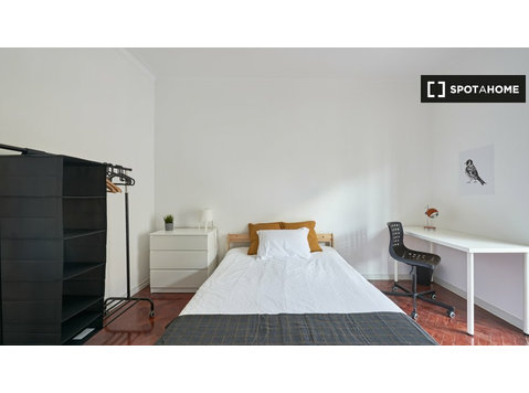 Room for rent in 7-bedroom apartment in Santa Cruz, Lisboa - For Rent