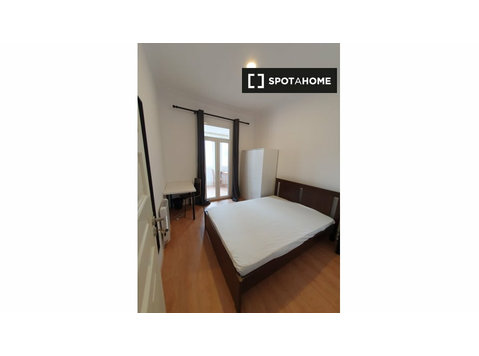 Lizbon, Santa Cruz'da 7 yatak odalı dairede kiralık oda - Kiralık
