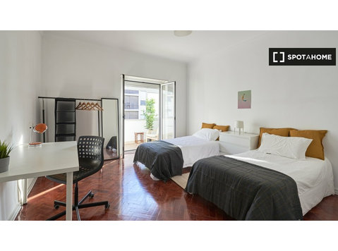 Santa Cruz, Lisboa'da 7 yatak odalı dairede kiralık oda - Kiralık