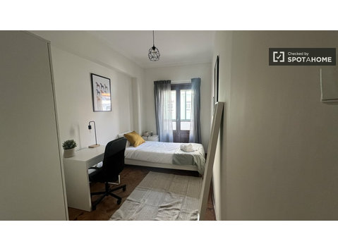 Room for rent in 8-bedroom apartment in Alfama, Lisbon - เพื่อให้เช่า
