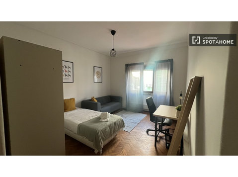 Lizbon Alfama'da 8 yatak odalı dairede kiralık oda - Kiralık