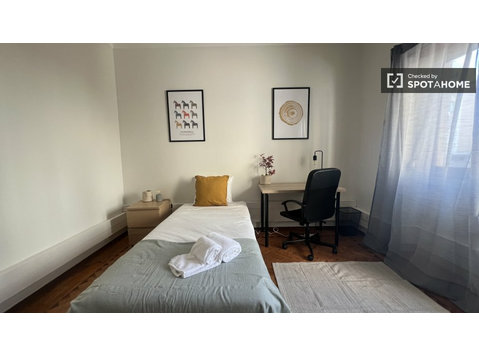 Room for rent in 8-bedroom apartment in Alfama, Lisbon - Под наем