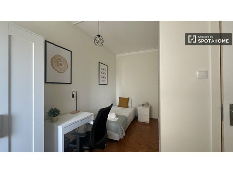 Chambre à louer dans un appartement de 8 chambres à Alfama,… - À louer