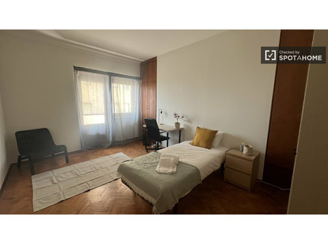 Zimmer zu vermieten in 8-Zimmer-Wohnung in Alfama, Lissabon - Zu Vermieten