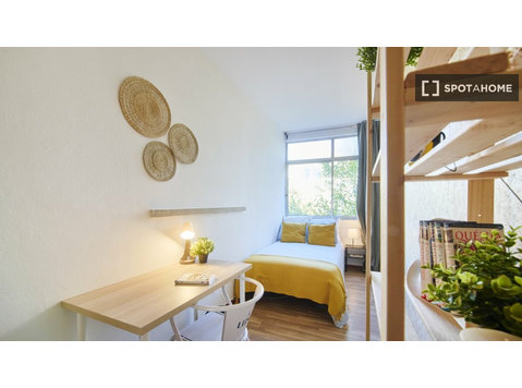 Chambre à louer dans un appartement de 8 chambres à… - À louer