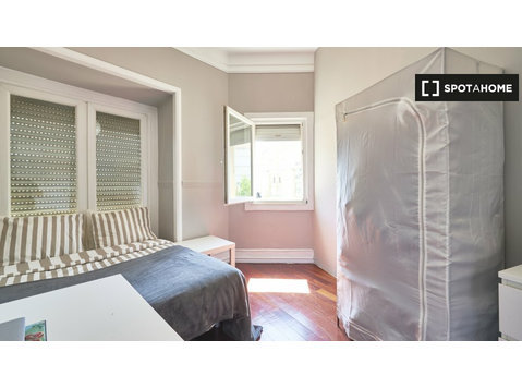 Room for rent in 8-bedroom apartment in Areeiro, Lisbon - K pronájmu