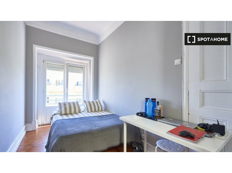 Zimmer zu vermieten in 8-Zimmer-Wohnung in Areeiro, Lissabon - Zu Vermieten