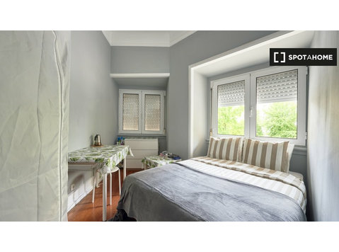 Zimmer zu vermieten in 8-Zimmer-Wohnung in Areeiro, Lissabon - Zu Vermieten