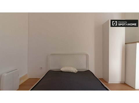 Room for rent in 8-bedroom apartment in Arroios, Lisbon - 空室あり